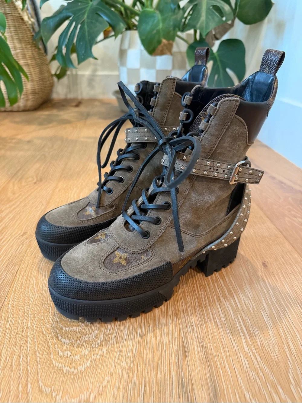 Louis Vuitton • Laureate Boot
